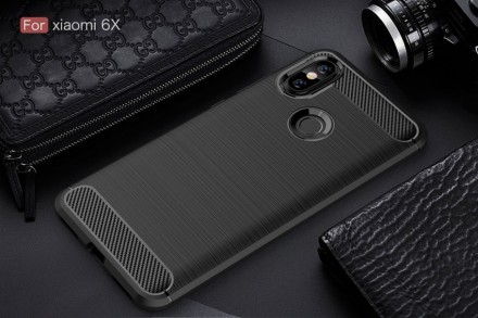 Накладка силиконовая для Xiaomi Mi A2 / Mi 6X карбон сталь черная